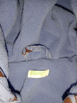 Kispo de bebé azul com padrão de dinossauros