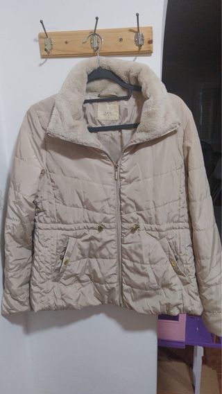 Chaqueta beige con cuello de pelo Talla M