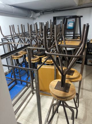 Sillas y mesas de bar