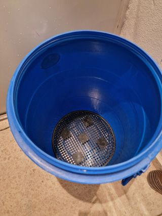 Fusto in plastica blu da 60 litri con manici