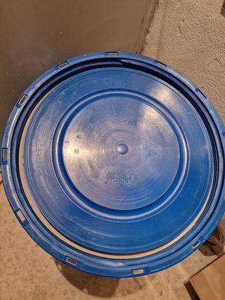 Fusto in plastica blu da 60 litri con manici
