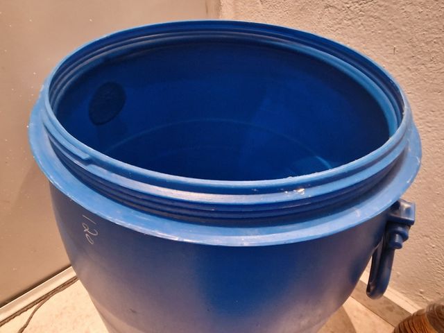 Fusto in plastica blu da 60 litri con manici