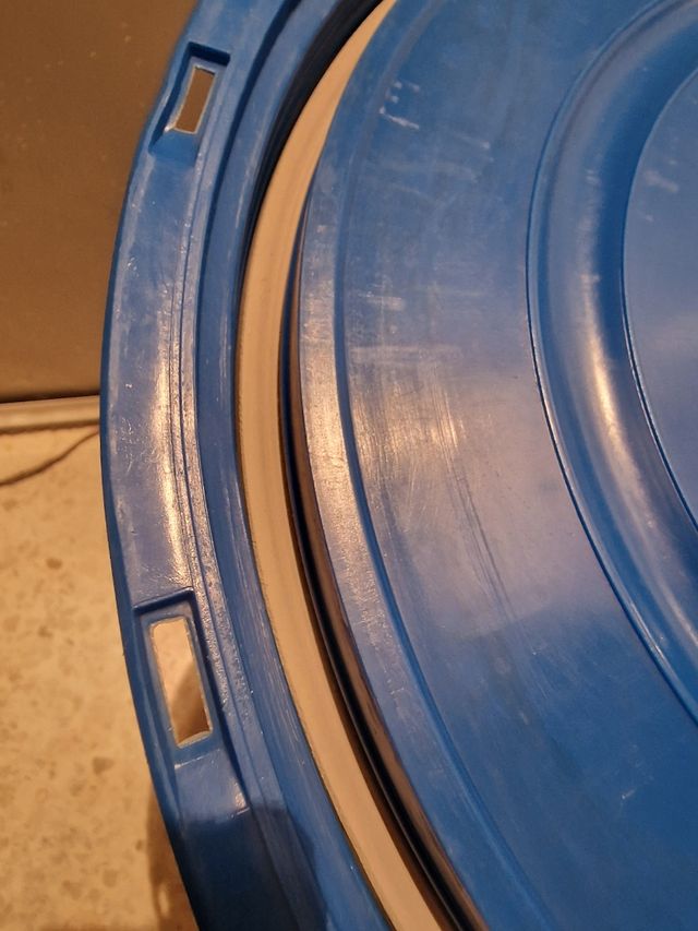 Fusto in plastica blu da 60 litri con manici