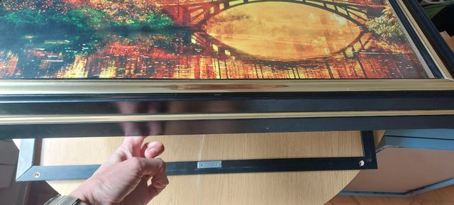 Cuadro con bisagras para ocultar cuadro eléctric