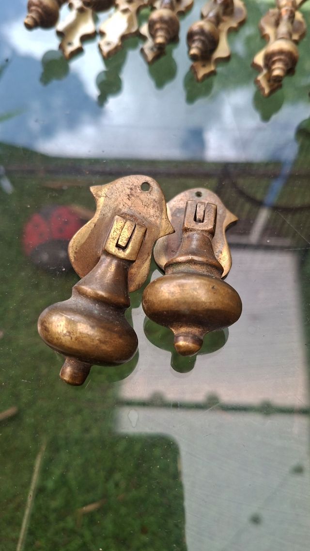 Coppia di maniglie in bronzo antico