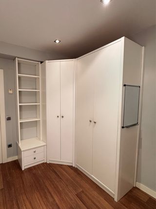 Armario modular blanco con estantería