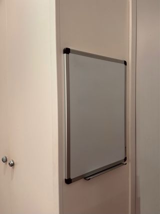 Armario modular blanco con estantería