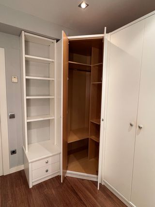 Armario modular blanco con estantería