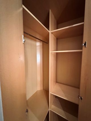 Armario modular blanco con estantería