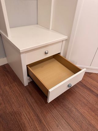 Armario modular blanco con estantería