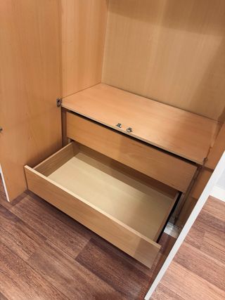 Armario modular blanco con estantería