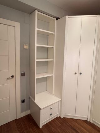 Armario modular blanco con estantería