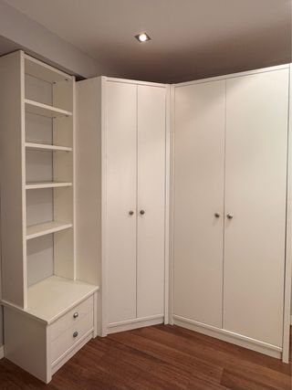 Armario modular blanco con estantería