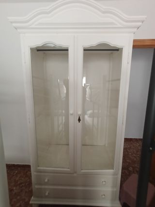 Armario blanco con puertas de cristal