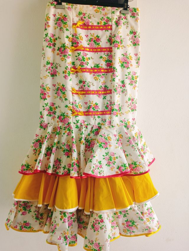 Falda flamenca con volantes y lazos