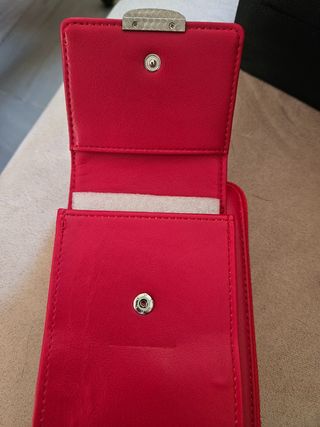 Preciosa Cartera de señora con funda para móvil.