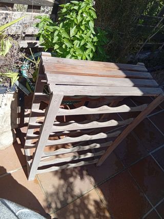 Botellero de madera antiguo