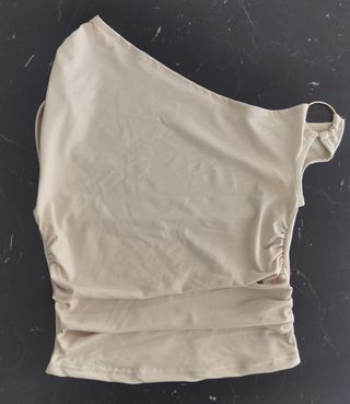 Blusa beige con aro en hombro