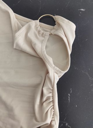 Blusa beige con aro en hombro