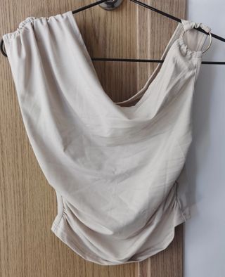 Blusa beige con aro en hombro