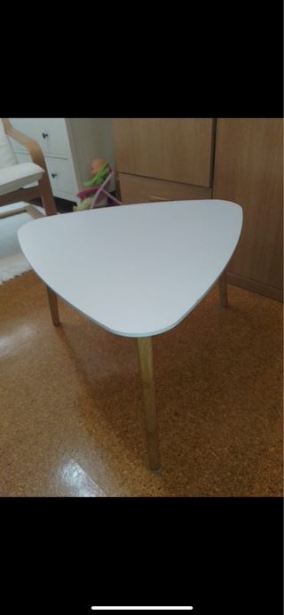 Mesa centro triangular blanca y patas madera