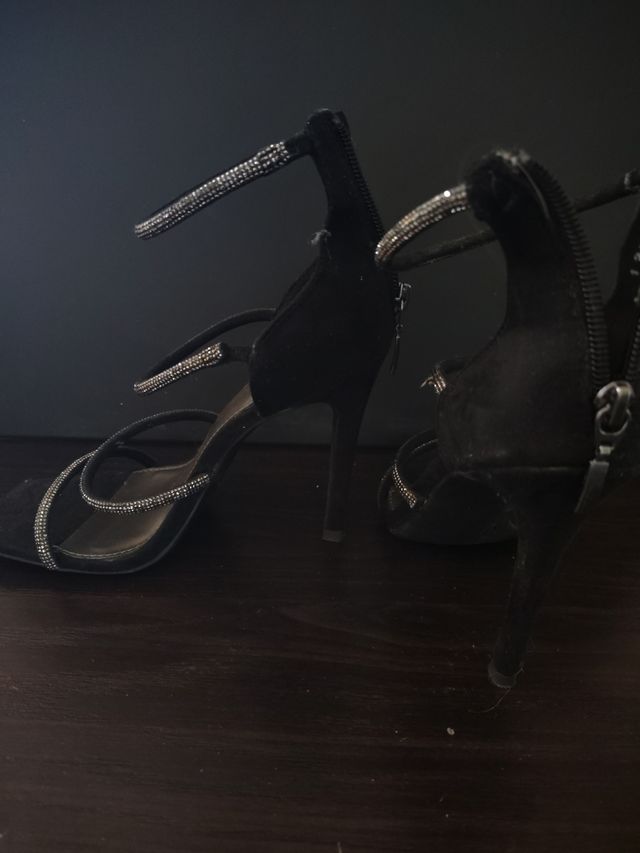 Zapatos de tacón Catwalk negros con pedrería