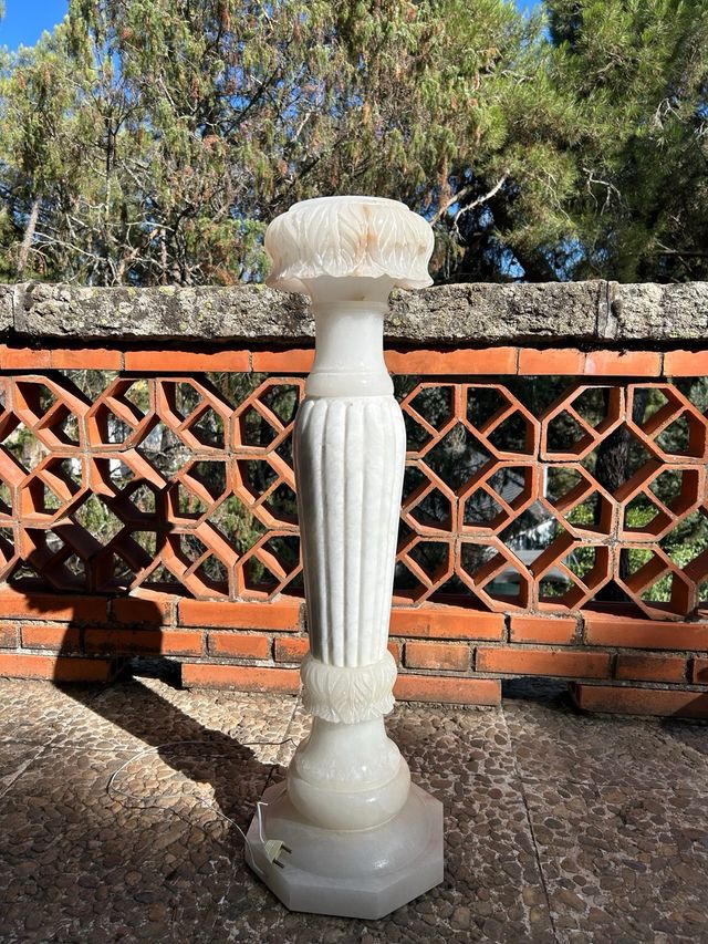 Columnas de mármol blanco con luz