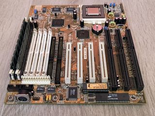 Placa Tekram P5T30-B4 + Pentium 200 MMX + 64MB RAM