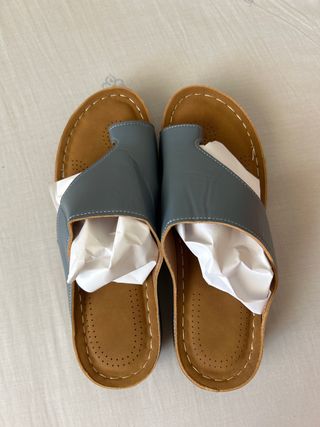 Sandalias grises y marrones