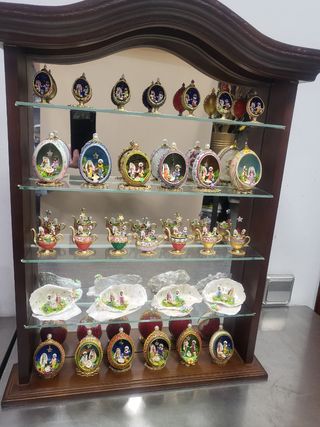Vitrina pequeña de madera y cristal