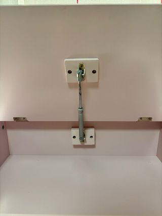 Pupitre infantil rosa con almacenaje