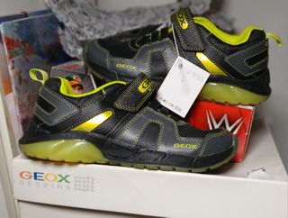 Zapatillas Geox niño luces talla 35