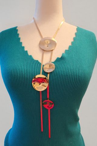 Collar largo dorado con abalorios