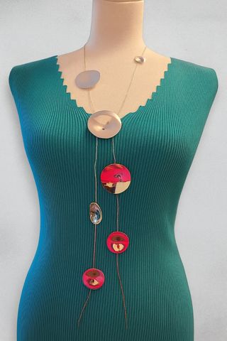 Collar plateado con abalorios redondos