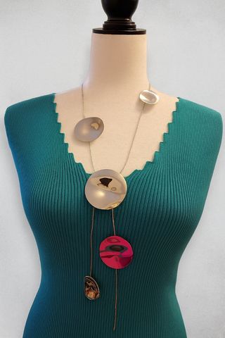Collar plateado con abalorios redondos