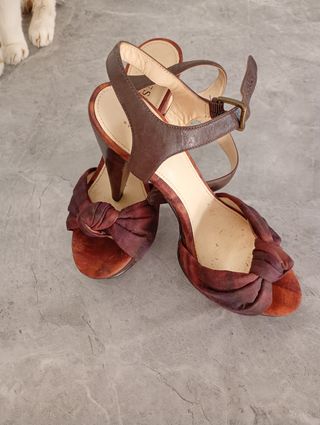 Sandalias de tacón marrones y rojas
