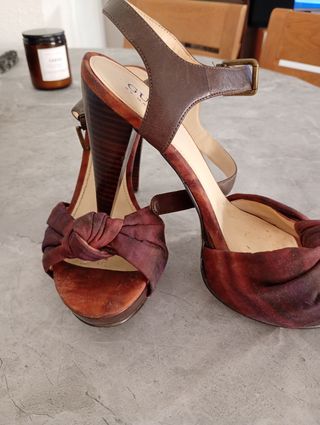 Sandalias de tacón marrones y rojas
