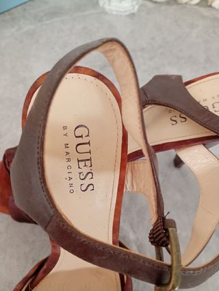 Sandalias de tacón marrones y rojas