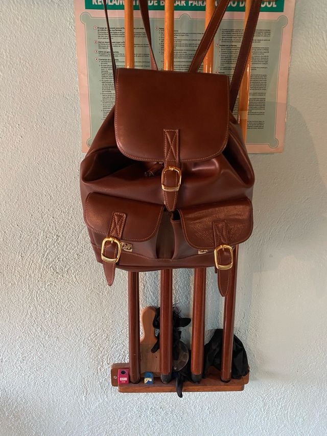 Mochila polipiel marrón con bolsillos externos