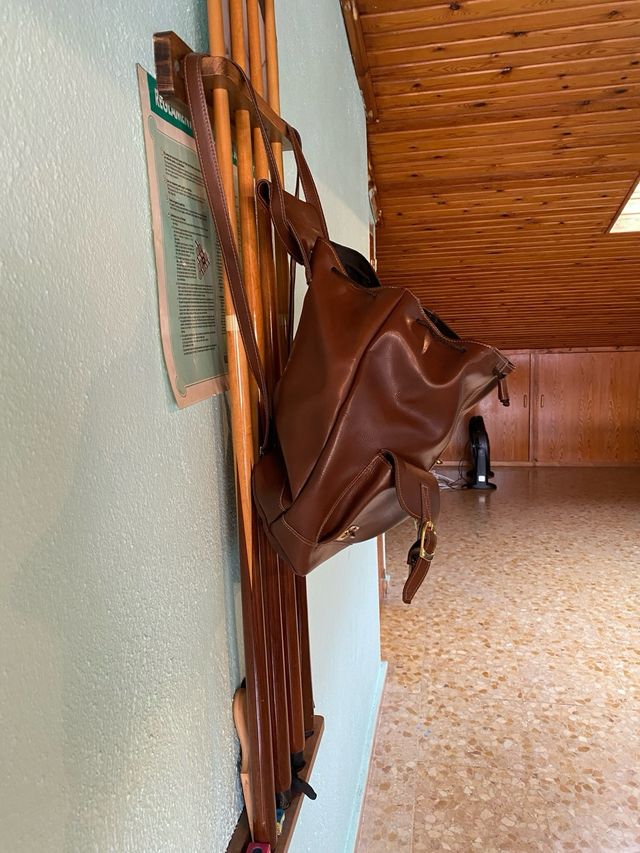 Mochila polipiel marrón con bolsillos externos