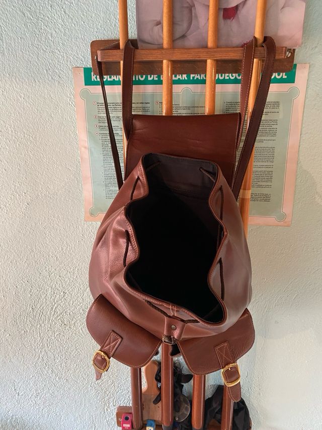 Mochila polipiel marrón con bolsillos externos