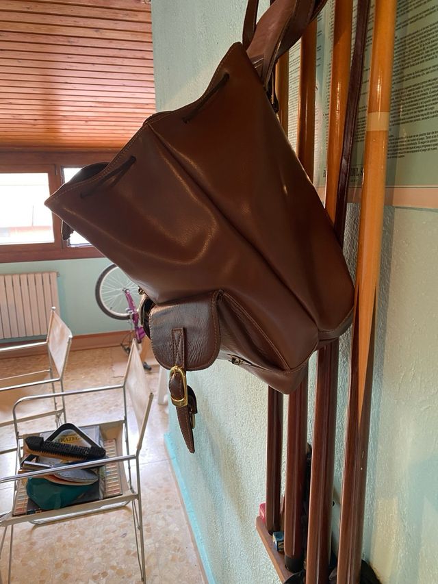 Mochila polipiel marrón con bolsillos externos