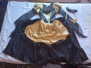 Disfraz mujer época dorado y negro. 