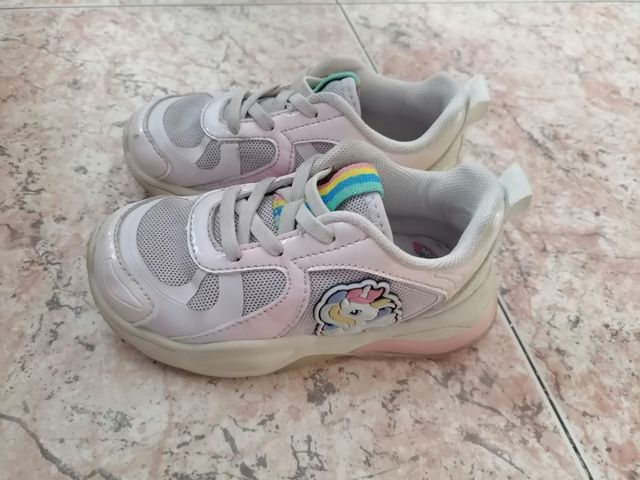 Tenis infantiles ZARA con unicornio talla 23