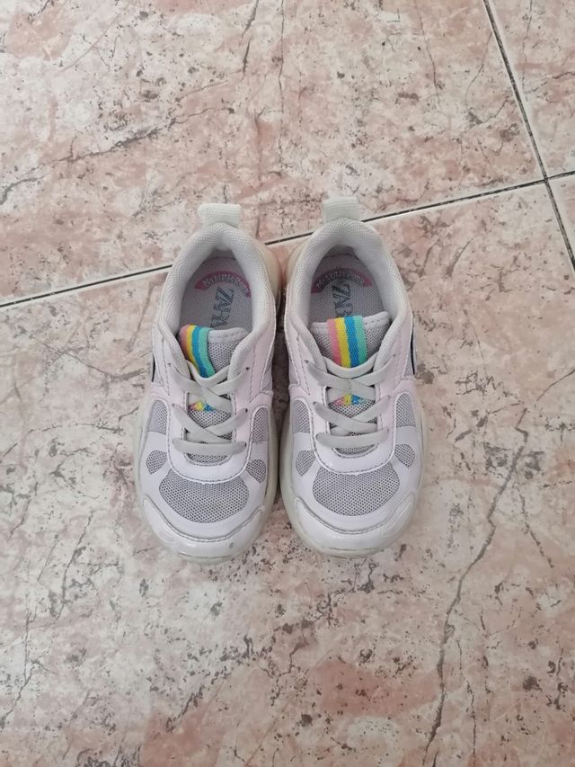 Tenis infantiles ZARA con unicornio talla 23