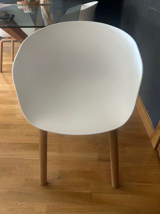 4 Sillas blancas de madera
