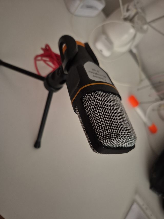 Microfono con base  mai usato