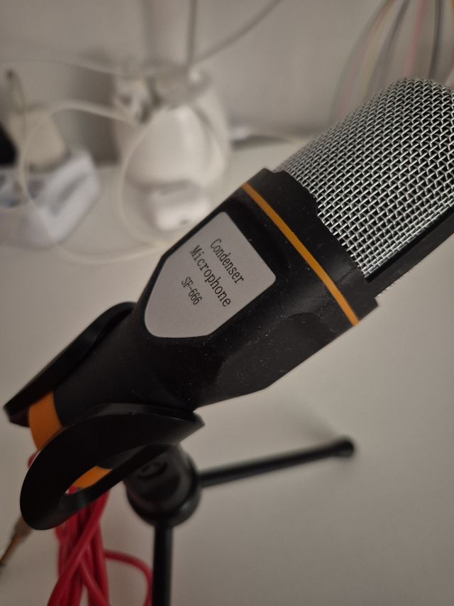 Microfono con base  mai usato