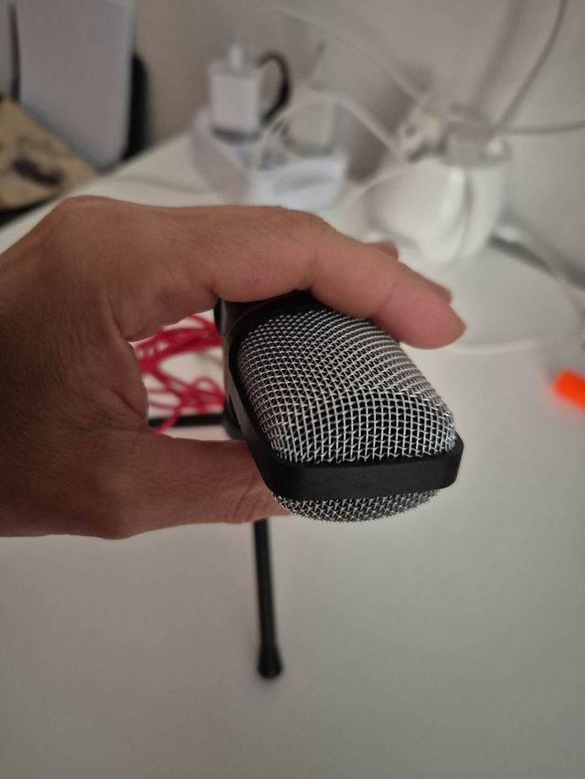 Microfono con base  mai usato