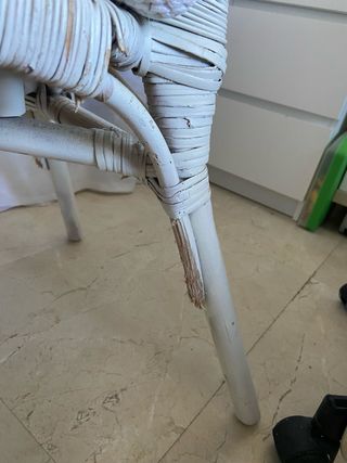 Silla de mimbre pintada de blanco